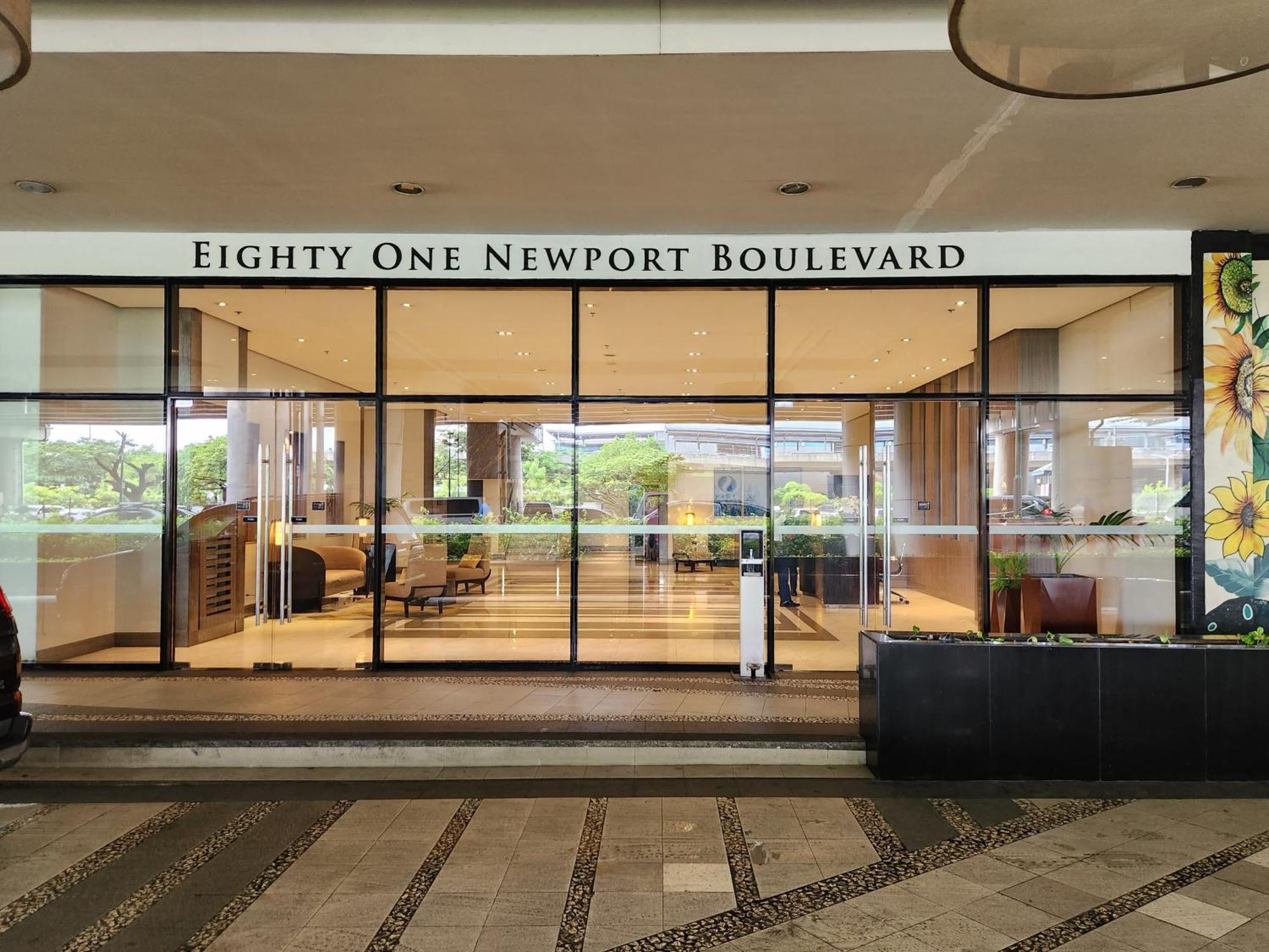 81 Newport C5 10I Balcony & Pool Across Naia T3 Aparthotel Pasay Exterior photo